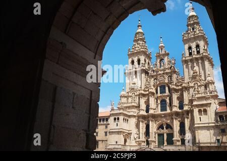 Praza do Obradoiro oder Obradeiro Platz in Santiago de Compostela, Spanien. Berühmter Jakobsweg Weltkulturerbe Pilgerweg von Camiño de Santiago Stockfoto