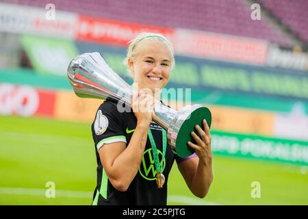 Köln, Deutschland. Juli 2020. Fußball, Frauen: DFB-Pokal, VfL Wolfsburg - SGS Essen, Finale im RheinEnergieStadion. Pernille Harder aus Wolfsburg jubelt über den Pokal. Quelle: Rolf Vennenbernd/dpa - WICHTIGER HINWEIS: Gemäß den Bestimmungen der DFL Deutsche Fußball Liga und des DFB Deutscher Fußball-Bund ist es untersagt, im Stadion und/oder aus dem Spiel aufgenommene Aufnahmen in Form von Sequenzbildern und/oder videoähnlichen Fotoserien zu nutzen oder auszunutzen./dpa/Alamy Live News Stockfoto