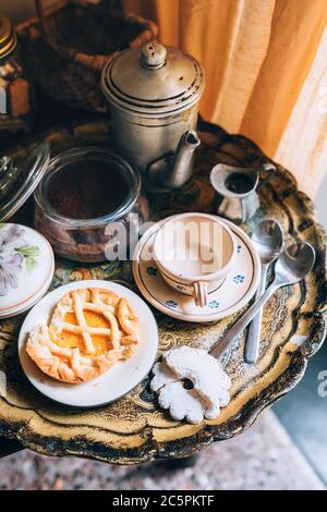 Morgenkaffee Stillleben Bild mit Vintage Küche Requisiten und hausgemachte Cookies mit natürlichen Fenster neuen Tag Licht. Unsterblich gemütlich Oma vintage conce Stockfoto