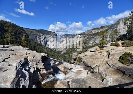 Blick von der Spitze der Nevada Falls im Little Yosemite Valley in Richtung Glacier Point im Yosemite National Park, Kalifornien Stockfoto