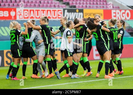 Köln, Deutschland. Juli 2020. Fußball, Frauen: DFB-Pokal, VfL Wolfsburg - SGS Essen, Finale im RheinEnergieStadion. Die Frauen von Wolfsburg feiern ihren Sieg. Quelle: Rolf Vennenbernd/dpa - WICHTIGER HINWEIS: Gemäß den Bestimmungen der DFL Deutsche Fußball Liga und des DFB Deutscher Fußball-Bund ist es untersagt, im Stadion und/oder aus dem Spiel aufgenommene Aufnahmen in Form von Sequenzbildern und/oder videoähnlichen Fotoserien zu nutzen oder auszunutzen./dpa/Alamy Live News Stockfoto