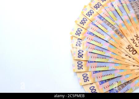 Ukrainische Griwna, neue Banknoten von 500 Griwna auf weißem Hintergrund, diagonale Position, Nahaufnahme, isoliert. Geldhintergrund, Konzept der Geschenke Stockfoto