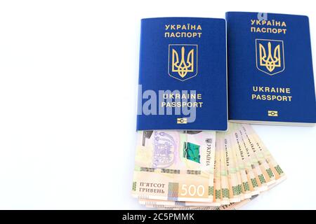 Ausländische biometrische Pass mit Inschrift in Ukrainisch - Pass Ukraine, mit neuen Banknoten 500 Griwna auf weißem Hintergrund, isoliert. Konzept Stockfoto