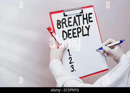 Text in Wort schreiben atmen tief. Business Foto zeigt, um eine Menge Luft in die Lunge zu nehmen inhaleexhale voll Labor Blutprobe gezeigt Stockfoto