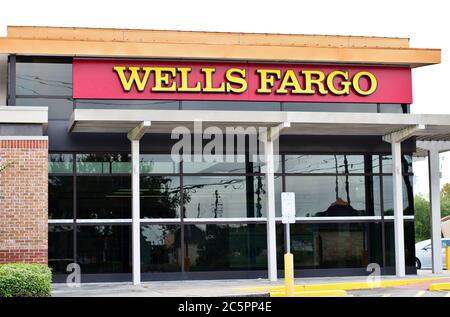 Wells Fargo Bank Institution Outlet in Humble, Texas. Es wurde 1852 in San Francisco, Kalifornien gegründet. Stockfoto