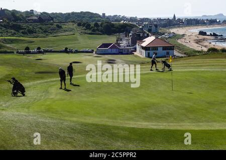 Golfer auf 1st Green auf dem Glen Golfplatz, North Berwick Stockfoto