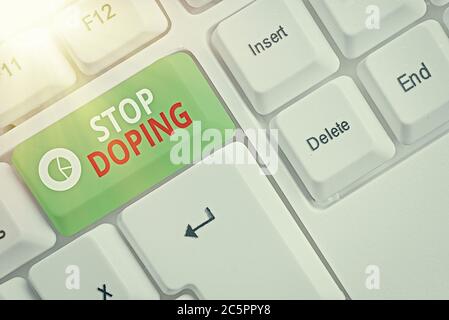 Handschrift Text Schreiben Stopp Doping. Konzeptionelle Foto beenden die Verwendung von verbotenen sportlichen LeistungVerbesserung Drogen verschiedenen farbigen Tastatur-Taste mit Stockfoto