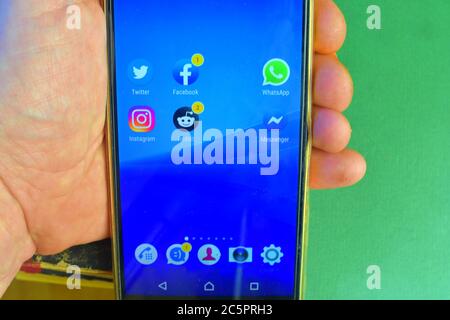 Symbole für soziale Anwendungen auf dem Mobiltelefon von Sony. Verschiedene Arten von Apps auf einem Handy-Display. Instagram, Twitter, Facebook, Reditt, WhatsApp usw. Stockfoto