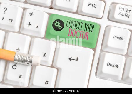 Schreibnotiz zeigt Ihren Arzt konsultieren. Geschäftskonzept für Fragen oder Beratung von einem Arzt farbige Tastatur-Taste mit Accesso Stockfoto
