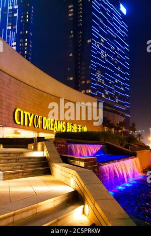 Macao, China - 10. Januar 2014: Nachtansicht, farbenfrohe Brunnen in der Nähe des City of Dreams Casino Stockfoto