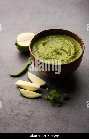 Green Mango Chutney, auch als rohes Mango Chutney bekannt, ist ein indisches Chutney, das aus unreifen Mangos zubereitet wird Stockfoto