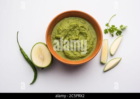 Green Mango Chutney, auch als rohes Mango Chutney bekannt, ist ein indisches Chutney, das aus unreifen Mangos zubereitet wird Stockfoto