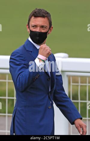 EPSOM, ENGLAND. 4. JULI - Frankie Dettori geht den Kurs auf Epsom Downs vor dem 241. Epsom Derby, das am 6. Juni verschoben wurde und wegen der COVID-19 Pandemie von geschlossenen Türen bestritten wurde (Kredit: Jon Bromley) Kredit: MI News & Sport /Alamy Live News Stockfoto