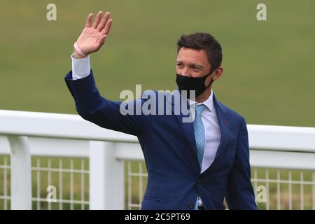 EPSOM, ENGLAND. 4. JULI - Frankie Dettori geht den Kurs auf Epsom Downs und Wellen zu seinen Anhängern vor dem 241. Epsom Derby, das am 6. Juni verschoben wurde und wegen der COVID-19 Pandemie von geschlossenen Türen bestritten wurde (Kredit: Jon Bromley) Kredit: MI Nachrichten & Sport /Alamy Live News Stockfoto