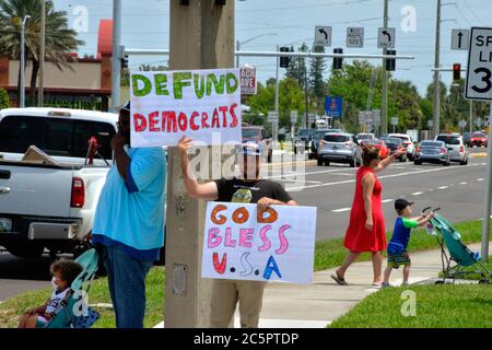 Cocoa Beach. Florida. USA. Juli 2020. Kleine Gruppe von Trump für Präsident 2020 hielt eine Flagge winken Ereignis auf State Road A1A an diesem Feiertagswochenende. Mit einem Megaphon politische Parolen auf den vorbeiziehenden Ferienverkehr zu senden. Foto: Julian Leek/Alamy Live News Stockfoto