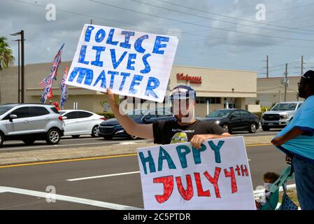 Cocoa Beach. Florida. USA. Juli 2020. Kleine Gruppe von Trump für Präsident 2020 hielt eine Flagge winken Ereignis auf State Road A1A an diesem Feiertagswochenende. Mit einem Megaphon politische Parolen auf den vorbeiziehenden Ferienverkehr zu senden. Foto: Julian Leek/Alamy Live News Stockfoto