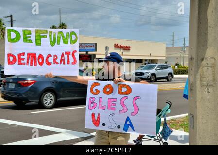 Cocoa Beach. Florida. USA. Juli 2020. Kleine Gruppe von Trump für Präsident 2020 hielt eine Flagge winken Ereignis auf State Road A1A an diesem Feiertagswochenende. Mit einem Megaphon politische Parolen auf den vorbeiziehenden Ferienverkehr zu senden. Foto: Julian Leek/Alamy Live News Stockfoto