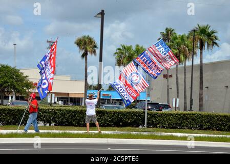 Cocoa Beach. Florida. USA. Juli 2020. Kleine Gruppe von Trump für Präsident 2020 hielt eine Flagge winken Ereignis auf State Road A1A an diesem Feiertagswochenende. Mit einem Megaphon politische Parolen auf den vorbeiziehenden Ferienverkehr zu senden. Foto: Julian Leek/Alamy Live News Stockfoto