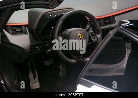 2020 Lamborghini Modell Interieur in schwarz - luxuriöse Sport und exotische Auto in Dubai Auto Show ausgestellt Stockfoto