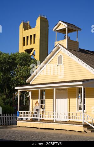 Schulhaus Museum & Tower Bridge in Old Town Sacramento, Kalifornien, USA Stockfoto