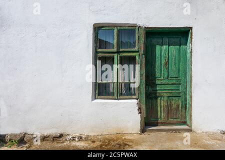 Vorderansicht der Tür und Fenster eines verlassenen Hauses. Stockfoto