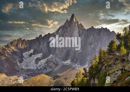 Herbst in den hohen Bergen der französischen Alpen. Aiguille du Dru im Mont Blanc Massiv bei Chamonix, Haute-Savoie, Frankreich. Stockfoto