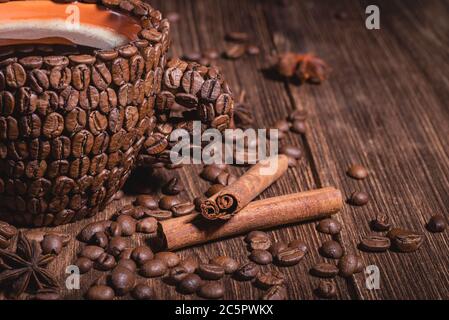 Hintergrund für Kaffee-Restaurant mit einer Tasse Kaffee aus gerösteten arabica-Bohnen. Kaffee-Tasse Tisch Baum Kaffee Korn Ansicht von oben Zimt Stick Stern A Stockfoto