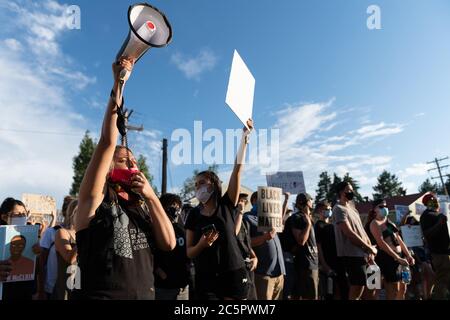 Aurora, Colorado, USA. Juli 2020. Eine Frau führt einen Gesang während eines Protestes in Aurora Colorado. Quelle: Tyler Tomasello/ZUMA Wire/Alamy Live News Stockfoto