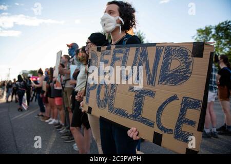 Aurora, Colorado, USA. Juli 2020. Demonstranten blockierten alle Straßen, die zur Polizeibehörde Aurora führten. Quelle: Tyler Tomasello/ZUMA Wire/Alamy Live News Stockfoto