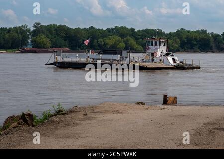 Saint Genevieve, MO - 3. Juli 2020; Mississippi River Überfahrt Fähre Boot fährt Schmutz Verladerampe zu überqueren Illinois von Missouri in einer Region Stockfoto