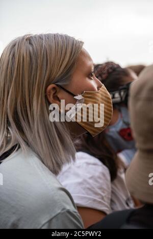 Aurora, Colorado, USA. Juli 2020. Eine Frau steht in einer Menge von Demonstranten an einem der Eingänge der Aurora Polizeistation. Quelle: Tyler Tomasello/ZUMA Wire/Alamy Live News Stockfoto