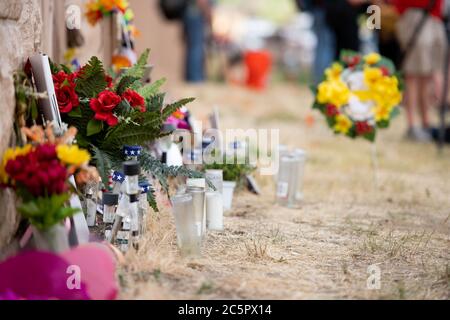 Aurora, Colorado, USA. Juli 2020. Blumen ruhen am Denkmal für Elijah McClain in Aurora Colorado. Quelle: Tyler Tomasello/ZUMA Wire/Alamy Live News Stockfoto