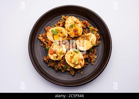 Masala Egg Tawa Fry oder ande KI sabzi, serviert auf einem Teller. Selektiver Fokus Stockfoto