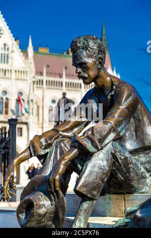 Statue von Attila Jozsef mit Hut vom ungarischen Parlament, Budapest, Ungarn Stockfoto