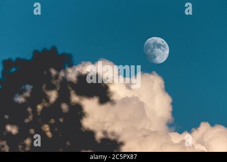 Attraktives Foto von einem nächtlichen Himmel mit Wolken, hellen Vollmond würde einen großen Hintergrund machen. Nächtlicher Himmel mit großem Mond. Schöne Natur als zu verwenden Stockfoto