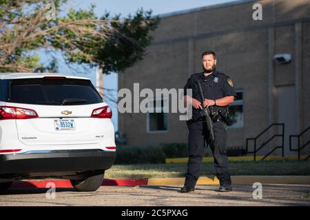 Aurora, Colorado, USA. Juli 2020. Ein Polizeibeamter der Aurora steht Wache in einem Gebäude in Aurora Colorado. Quelle: Tyler Tomasello/ZUMA Wire/Alamy Live News Stockfoto