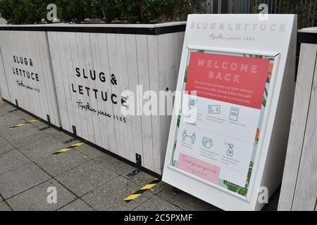 Soziale Distanzierung im Hub, Milton Keynes. Stockfoto