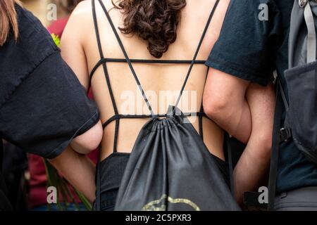 Aurora, Colorado, USA. Juli 2020. Demonstranten verknüpften Waffen und standen als eine vor der Aurora Polizeistation. Quelle: Tyler Tomasello/ZUMA Wire/Alamy Live News Stockfoto