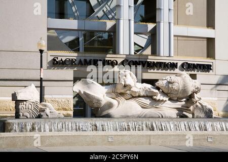 Brunnenskulptur 'Time to Cast Away Stones' von Stephen Kaltenbach vor dem Sacramento Convention Center, Kalifornien, USA Stockfoto