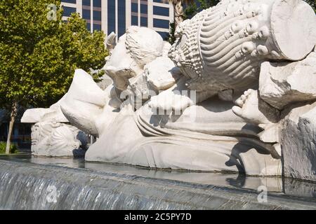 Brunnenskulptur 'Time to Cast Away Stones' von Stephen Kaltenbach vor dem Sacramento Convention Center, Kalifornien, USA Stockfoto