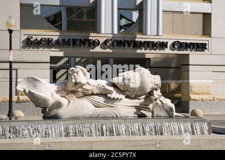 Brunnenskulptur 'Time to Cast Away Stones' von Stephen Kaltenbach vor dem Sacramento Convention Center, Kalifornien, USA Stockfoto