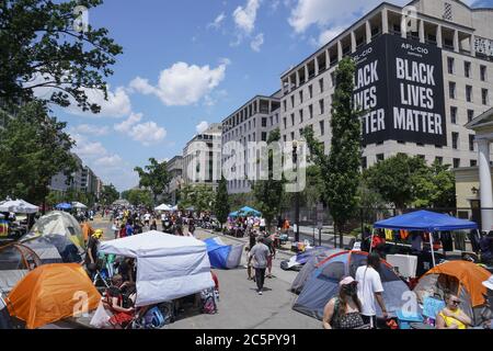 Washington, Usa. Juli 2020. Am Samstag, den 4. Juli 2020 in Washington, DC, gehen Menschen durch und sitzen in der Nähe von Zelten am Black Lives Matter Plaza. Am Abend des 3. Juli haben Aktivisten Zelte aufgebaut und planen, den Platz zu besetzen. Foto von Leigh Vogel/UPI Kredit: UPI/Alamy Live News Stockfoto