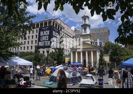 Washington, Usa. Juli 2020. Am Samstag, den 4. Juli 2020 in Washington, DC, gehen Menschen durch und sitzen in der Nähe von Zelten am Black Lives Matter Plaza. Am Abend des 3. Juli haben Aktivisten Zelte aufgebaut und planen, den Platz zu besetzen. Foto von Leigh Vogel/UPI Kredit: UPI/Alamy Live News Stockfoto