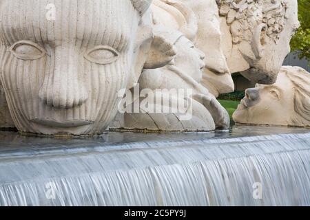 Brunnenskulptur 'Time to Cast Away Stones' von Stephen Kaltenbach vor dem Sacramento Convention Center, Kalifornien, USA Stockfoto