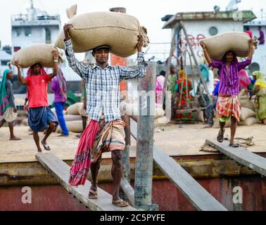 Chittagong, Bangladesch, 22. Dezember 2017: Manuelle Abladung von Fracht von Schiffen im Hafen des Karnaphuli River in Chittagong, Bangladesch Stockfoto