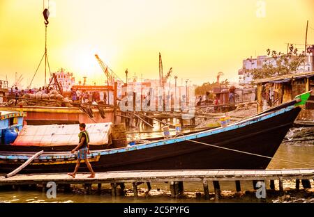 Chittagong, Bangladesch, 22. Dezember 2017: Manuelle Abladung von Fracht von Schiffen im Hafen des Karnaphuli River in Chittagong, Bangladesch Stockfoto