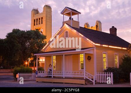 Old Sacramento Schulhaus Museum & Tower Bridge, Sacramento, Kalifornien, USA Stockfoto