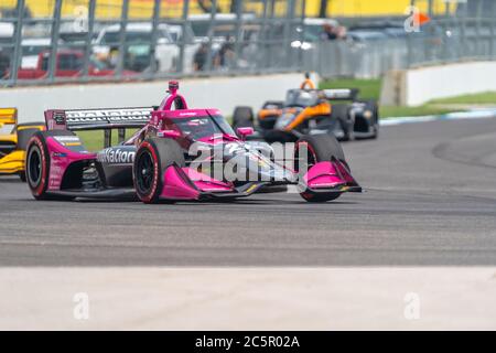 Indianapolis, Indiana, USA. Juli 2020. ALEXANDER ROSSI (98) aus den Vereinigten Staaten fährt während des Rennens für den GMR Grand Prix auf dem Indianapolis Motor Speedway in Indianapolis, Indiana, durch die Kurven. Quelle: Walter G Arce SR Grindstone Medi/ASP/ZUMA Wire/Alamy Live News Stockfoto