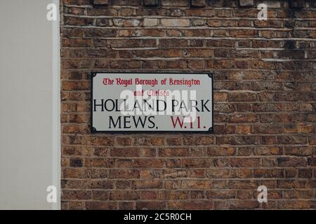 London, Großbritannien - 20. Juni 2020: Das Stadtschild von Holland Park Mews an einer Mauer im Royal Borough of Kensington and Chelsea, einer wohlhabenden Gegend in West Lond Stockfoto