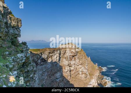 Blick auf die Felsen, die zum Leuchtturm am Cape Point in Südafrika führen Stockfoto